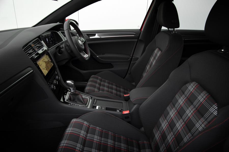 Интерьер Volkswagen Golf GTi 5-Door 2017 года  (UK) (фото 9 из 28)